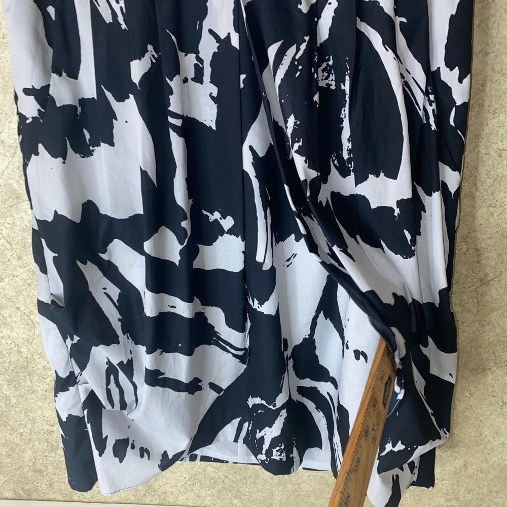 Banana Republic Dress size 10 Black & White Abstract Plunge Neck Line w/Pockets - Picture 5 of 13